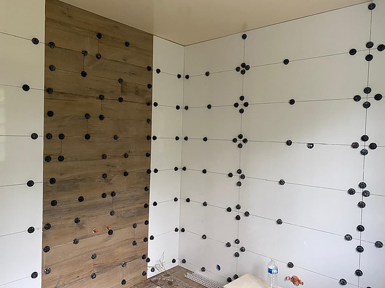 Chantier de carrelage en cours dans le Maine-et-Loire